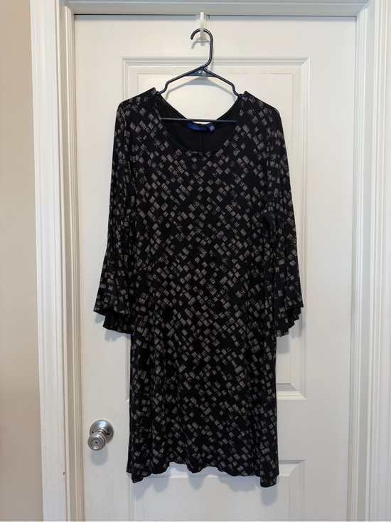 Apt. 9 Dresses & Skirts - Apt. 9 Black Dress with Gray Geometric Print - 3/4 bell sleeves